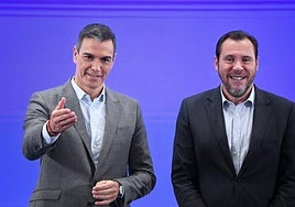 El presidente del Gobierno, Pedro Sánchez (i) y el ministro de Transportes y Movilidad Sostenible, Óscar Puente (d), durante el acto de presentación de la nueva campaña 'Transporte público, ¿lo pillas?'.