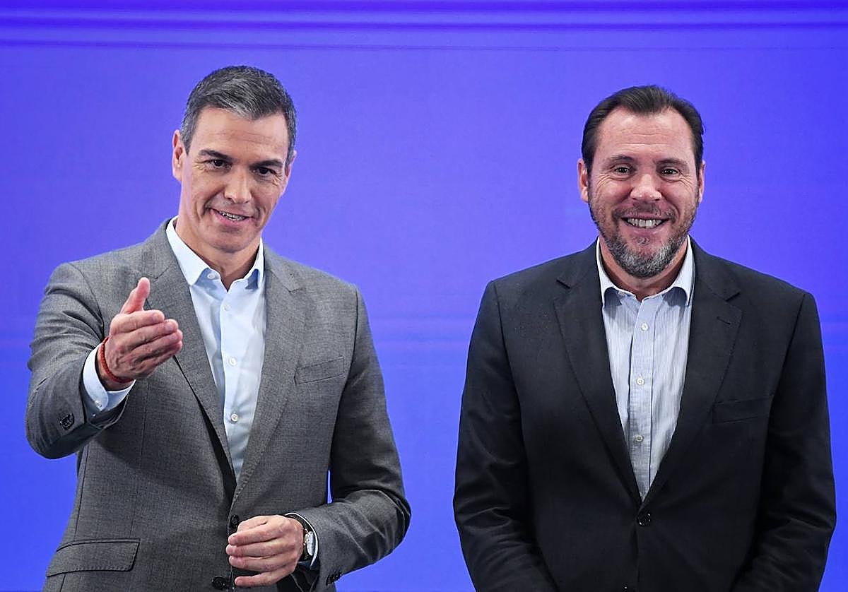 El presidente del Gobierno, Pedro Sánchez (i) y el ministro de Transportes y Movilidad Sostenible, Óscar Puente (d), durante el acto de presentación de la nueva campaña 'Transporte público, ¿lo pillas?'.