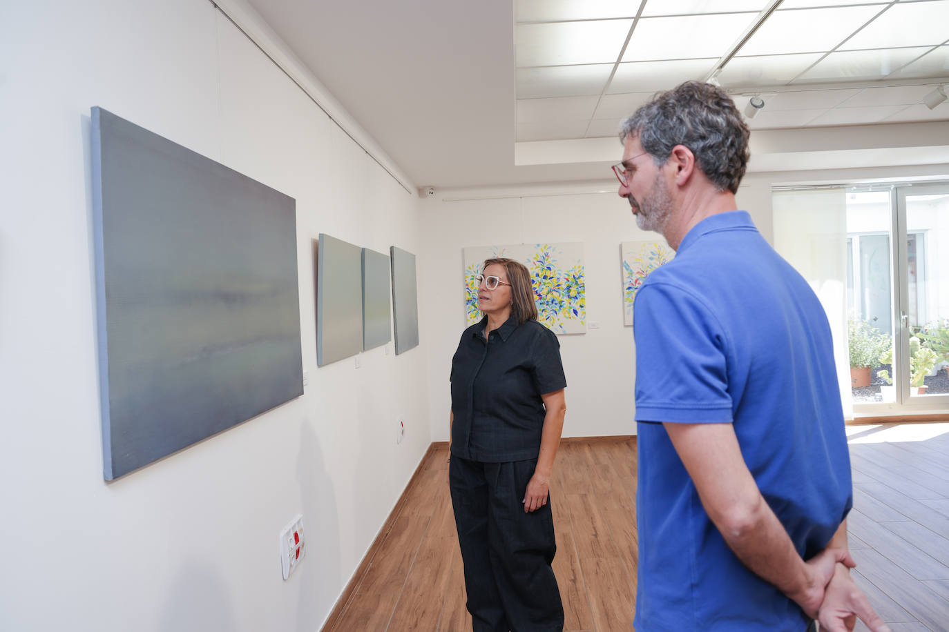 Raquel Barbero y Pablo Moreno, presidenta y director de El Puente Salud Mental, en la exposición de Elena González.