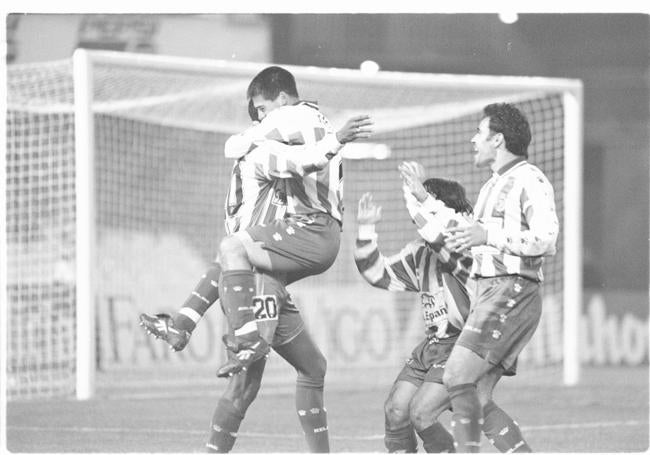 Raúl abraza a Lozano, con Víctor y Quevedo a su lado en 1997