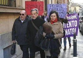 El exconcejal ponferradino, Pedro Muñoz, flanqueado por sus abogados, a su llegada a la Audiencia Provincial.