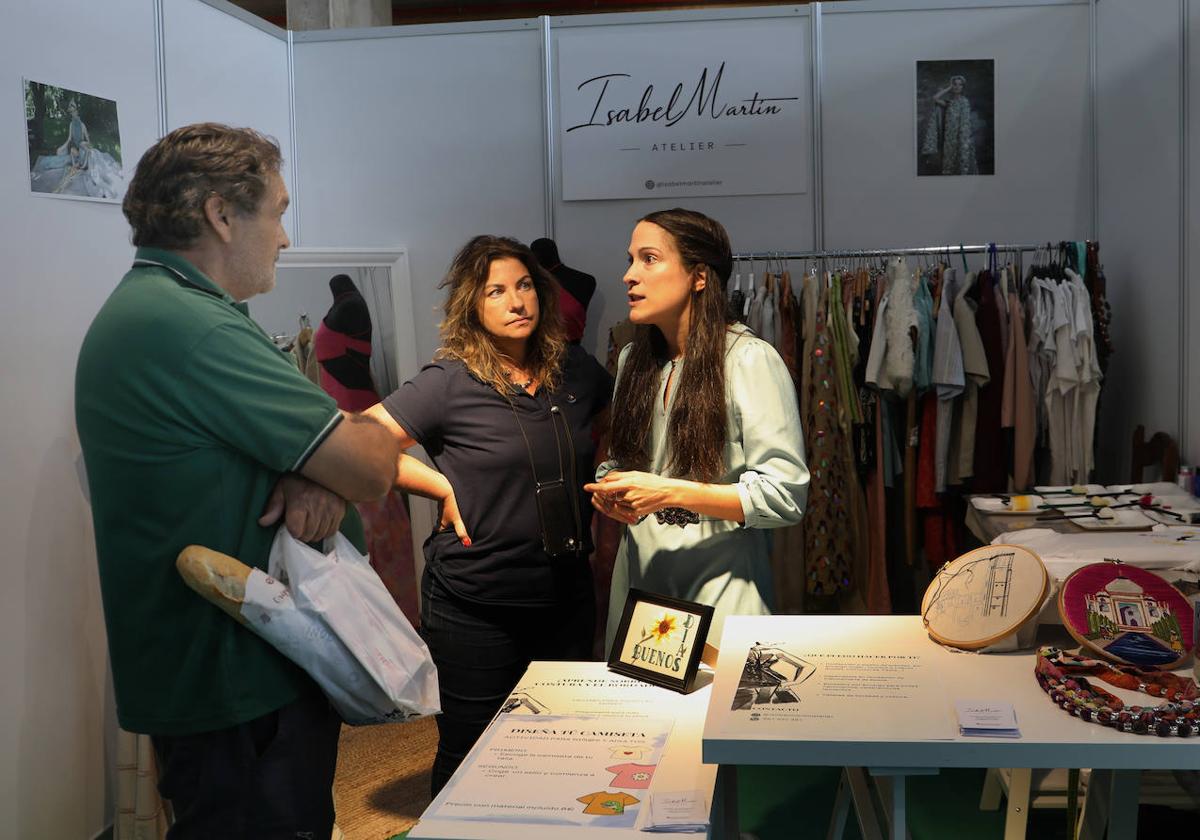 La diseñadora Isabel Martín atiende en el puesto montado en la feria como prolongación de su taller.