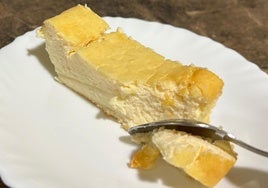 Una porción de la tarta de queso.