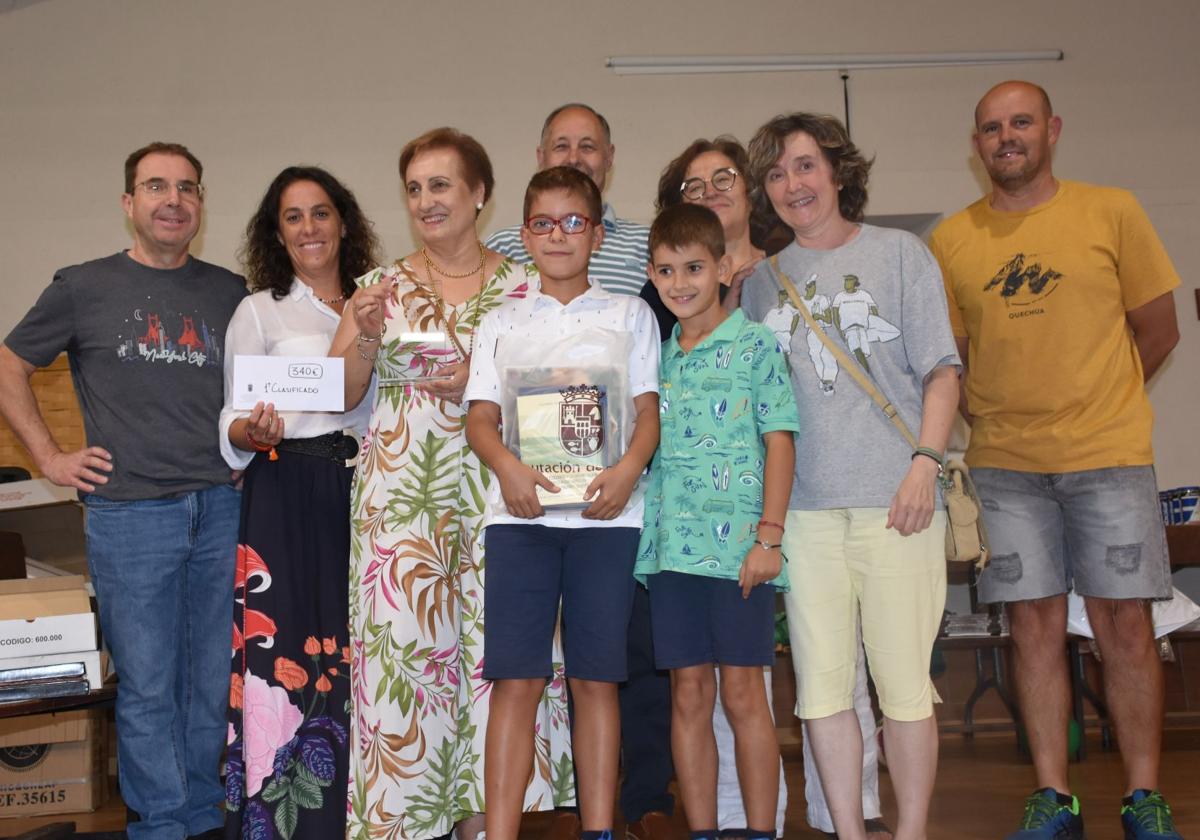 Ganadores de la última edición del juego 'Tú sí que sabes' que se celebra cada verano en Zarzuela del Monte.