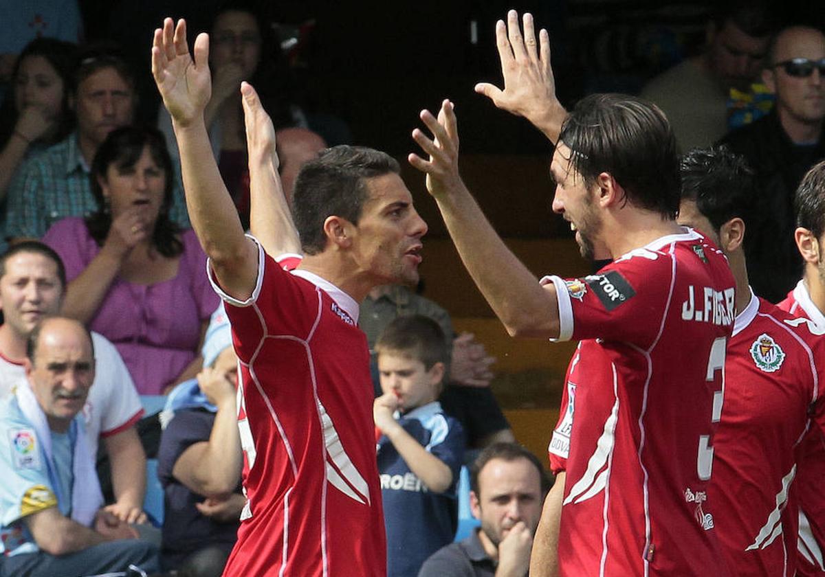 Óscar González (izquierda) celebra con Jordi Figueras el gol de la victoria pucelana en 2011