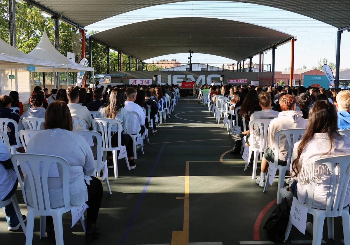 Alumnos de nuevo ingreso durante el acto celebrado este viernes.