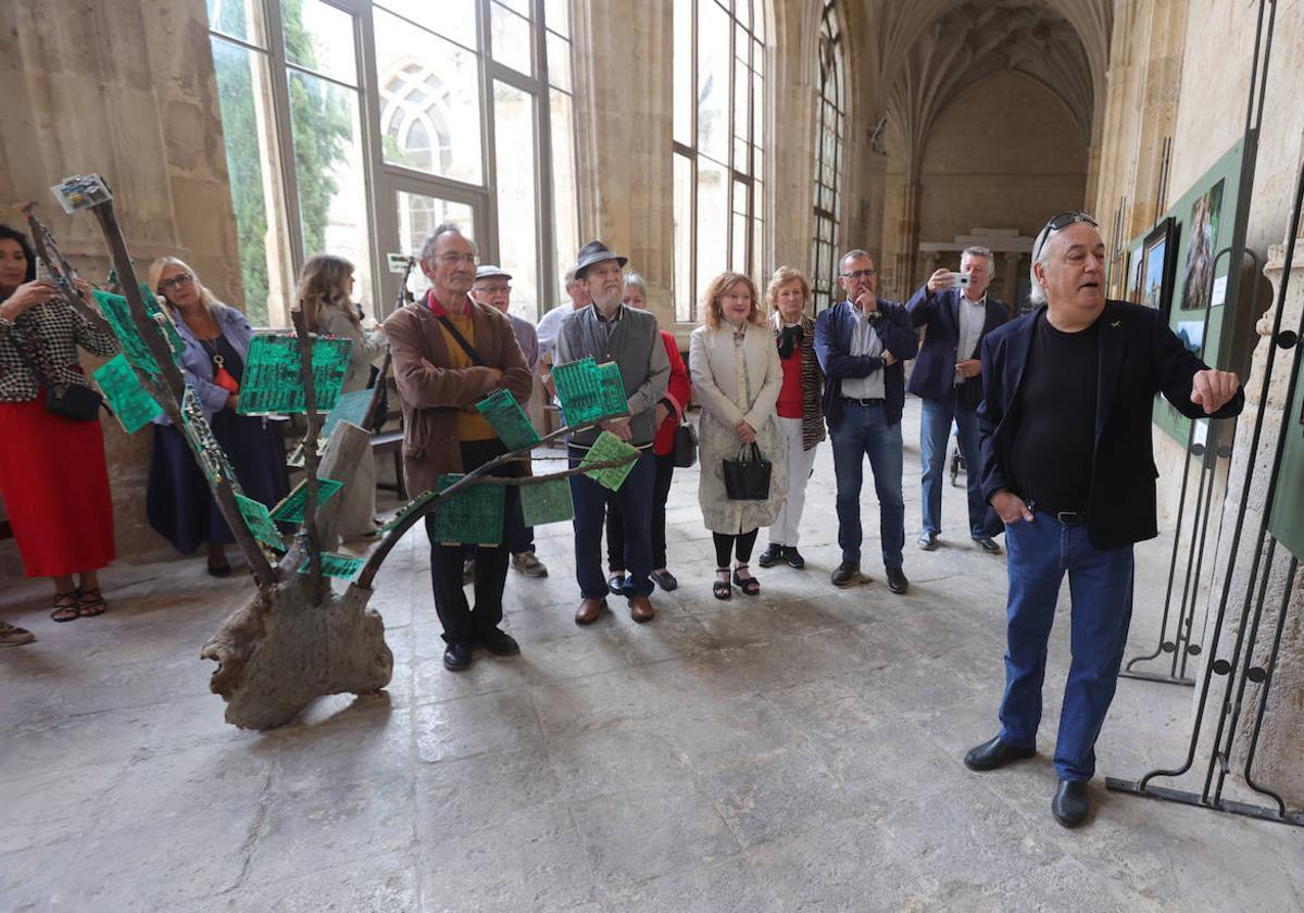 Los artistas presentan sus obras en la inauguración de la muestra, hoy en el claustro de la Catedral.