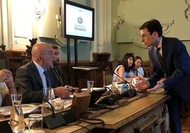 Jesús Julio Carnero y Pedro Herrero, en el Ayuntamiento.