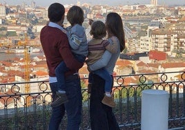 Sara Carbonero e Iker Casillas con sus dos hijos, en una imagen de archivo.