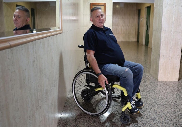 Miguel García, en el portal de acceso a su domicilio en Valladolid.