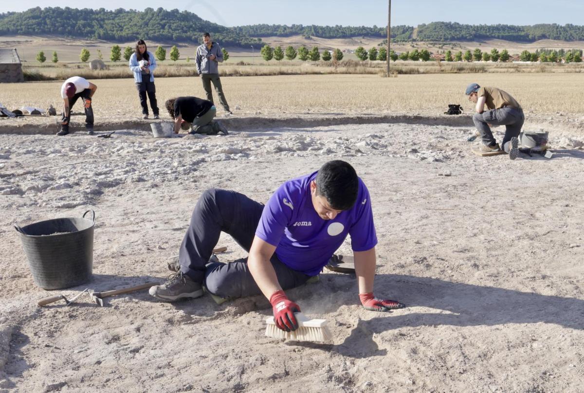 Trabajos de excavación del mausoleo hallado en el yacimiento de Las Calaveras de Renedo de Esgueva.