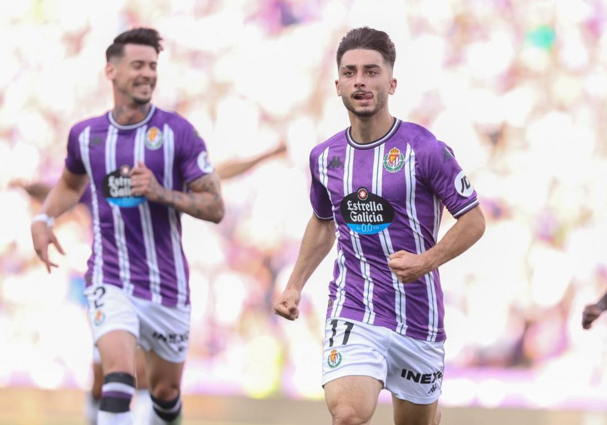 Raúl Moro corre, con Luis Pérez por detrás, tras el gol que anotó con el Real Valladolid en la primera jornada frente al Espanyol