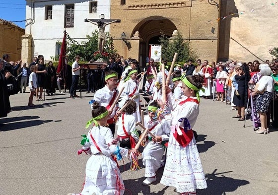 Bailes de paloteo, durante la procesión.