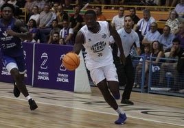 Joshua Mballa, solo con el balón, en el partido disputado en Zamora.