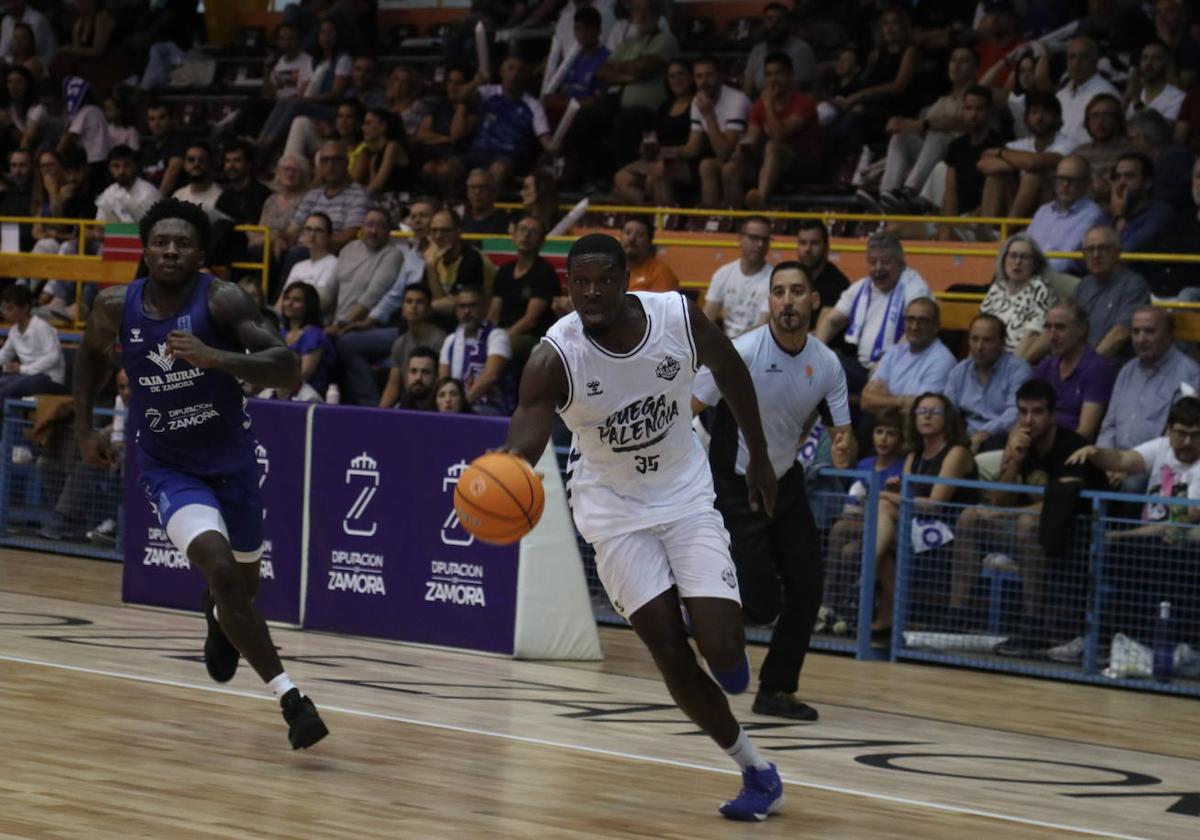 Joshua Mballa, solo con el balón, en el partido disputado en Zamora.