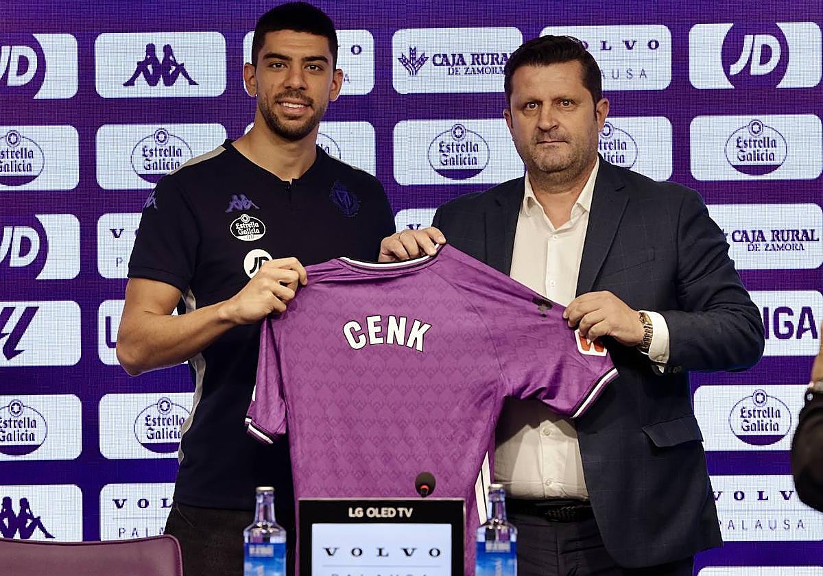 Domingo Catoira, junto a Cenk en la presentación del central turco.