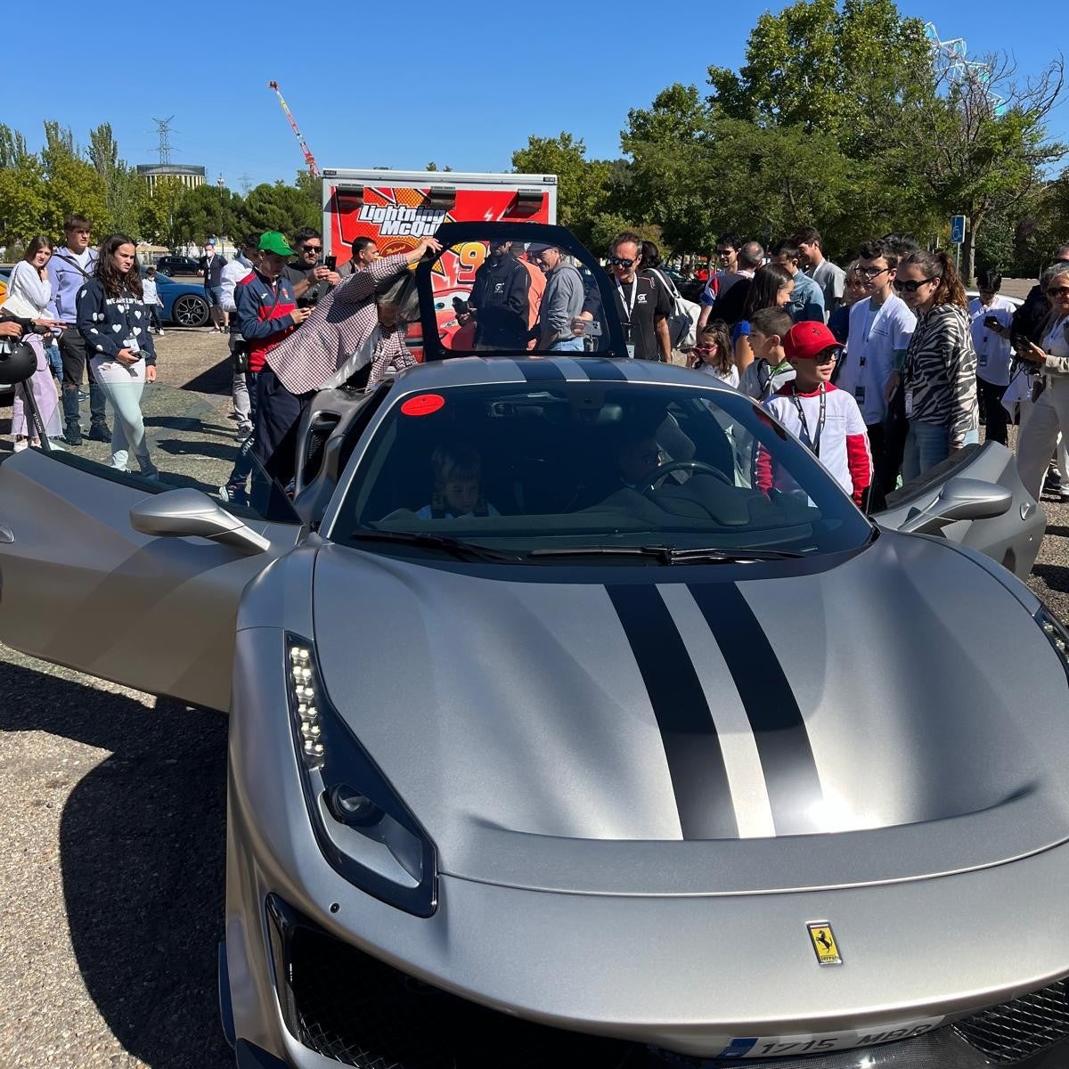 Las imágenes de la caravana solidaria de deportivos que ha recorrido Valladolid