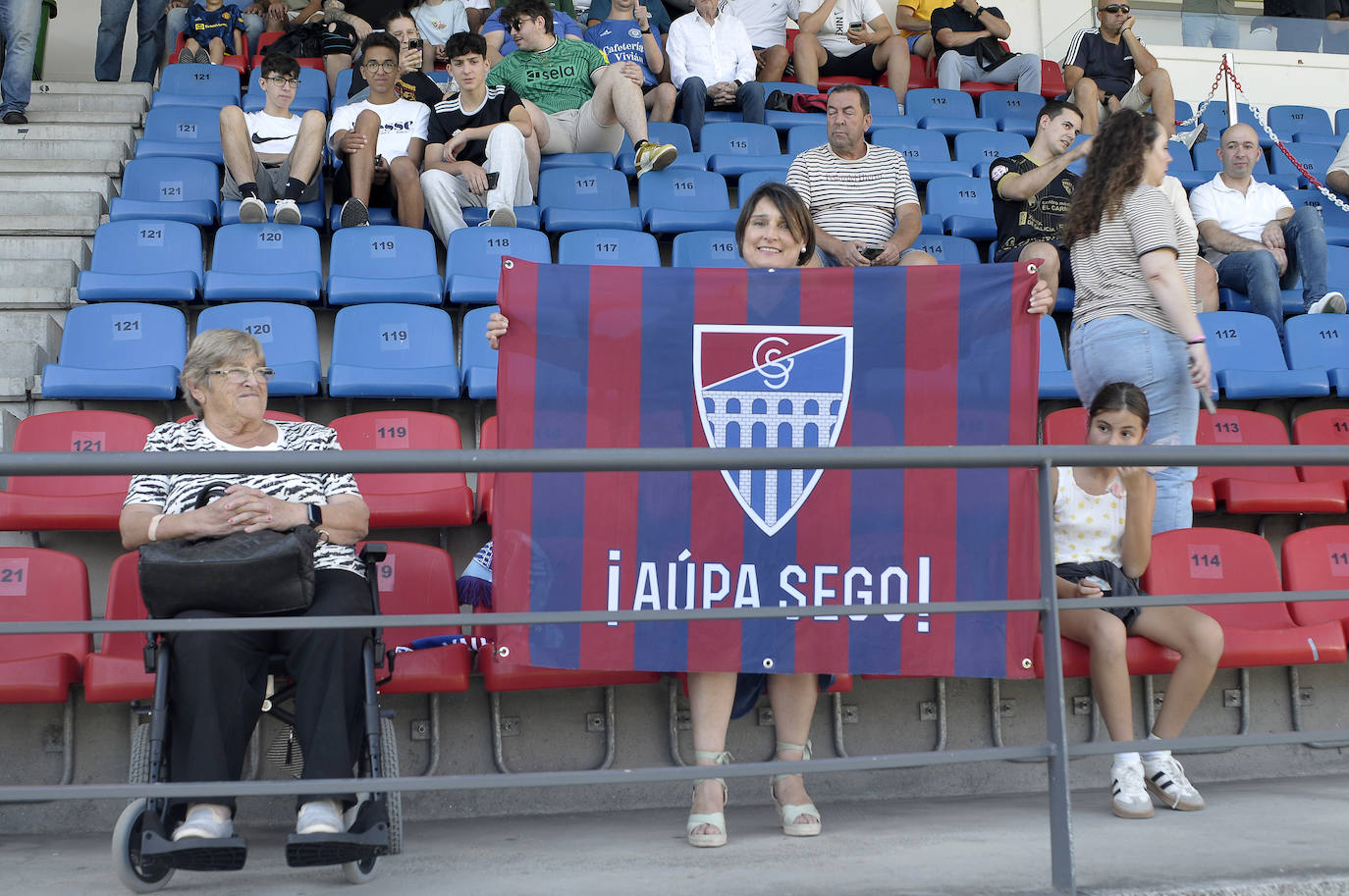 Fotografías del partido entre la Segoviana y el Ourense