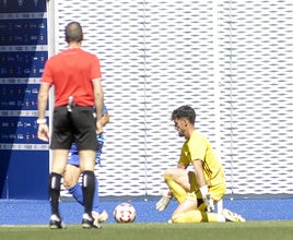 Carmona tapa ante un jugador del Ourense.