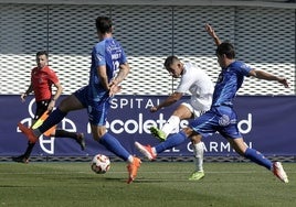 Davo dispara a portería en una de las ocasiones de la Segoviana.