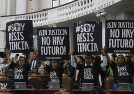 Protesta contra la reforma judicial en el Congreso de la Ciudad de México.