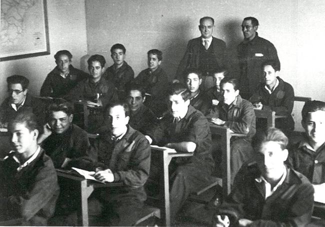 Alumnos de la primera promoción de la Escuela de Aprendices de Valladolid, en clase, en 1947.