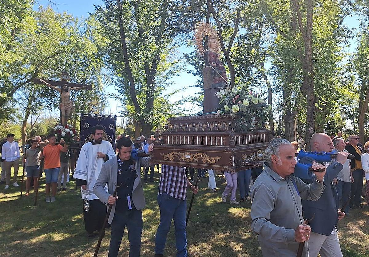 La Virgen y el Cristo de la Castilviejo, durante la procesión.