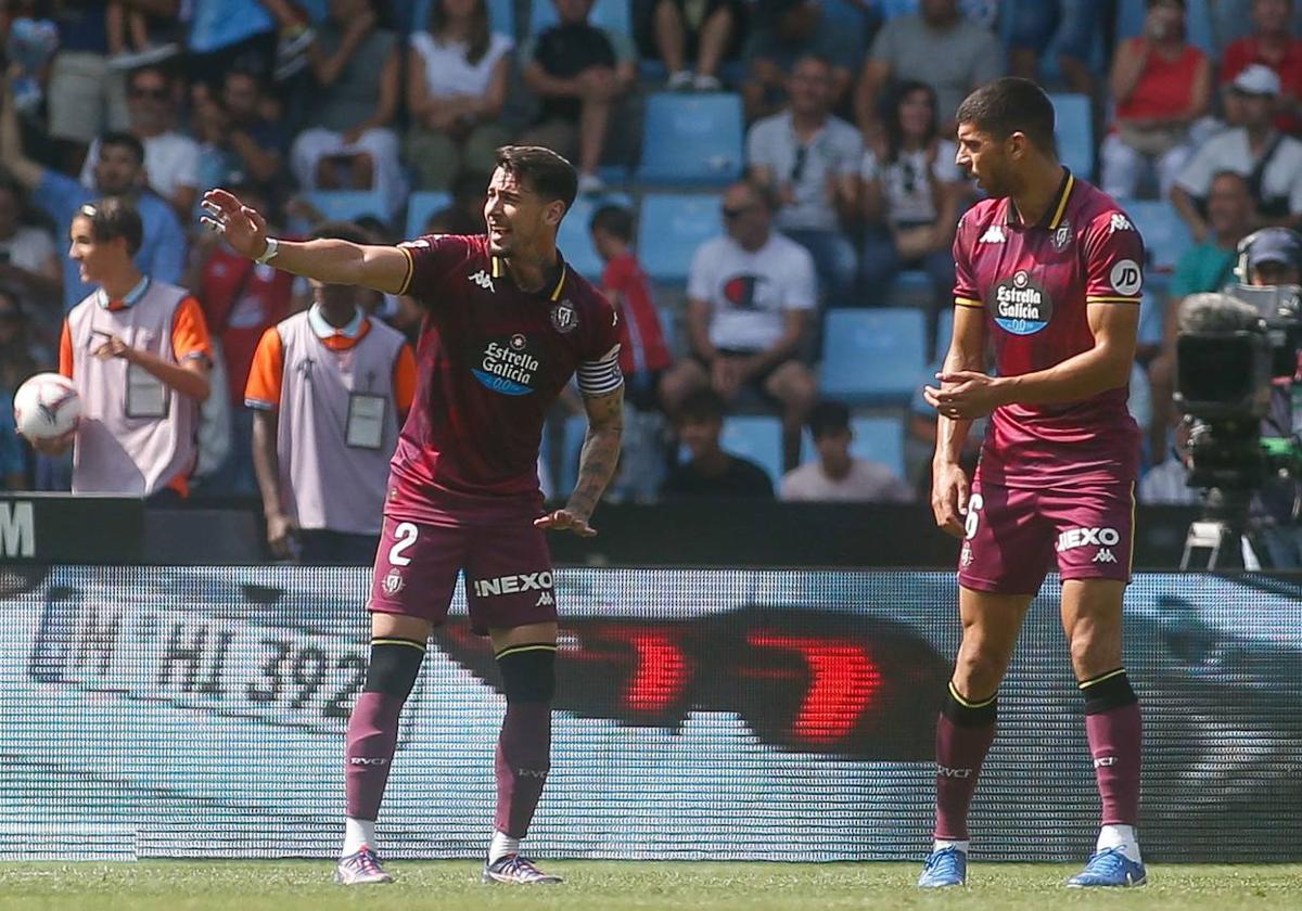 Luis Pérez hace indicaciones al turco Cenk durante el partido en Vigo.