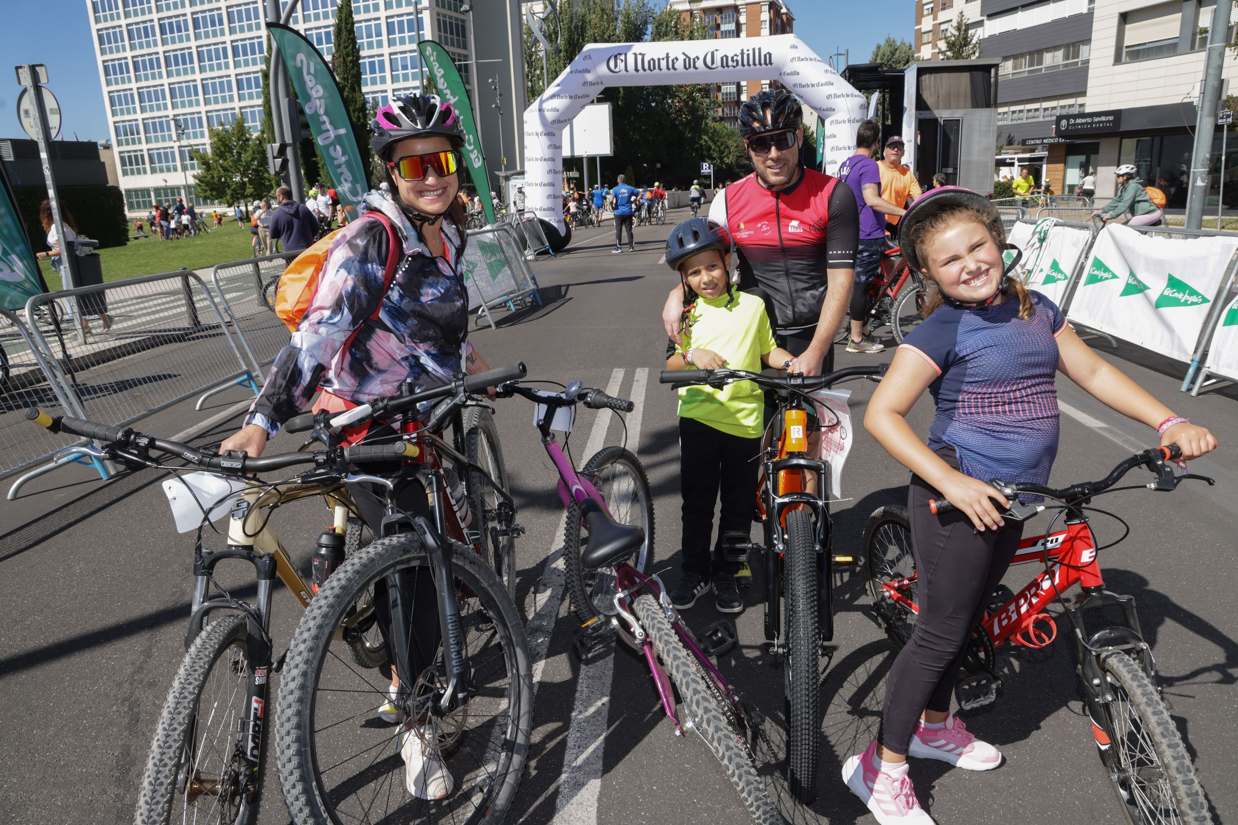 Búscate en las fotos de los participantes en el VI Día de la Bici