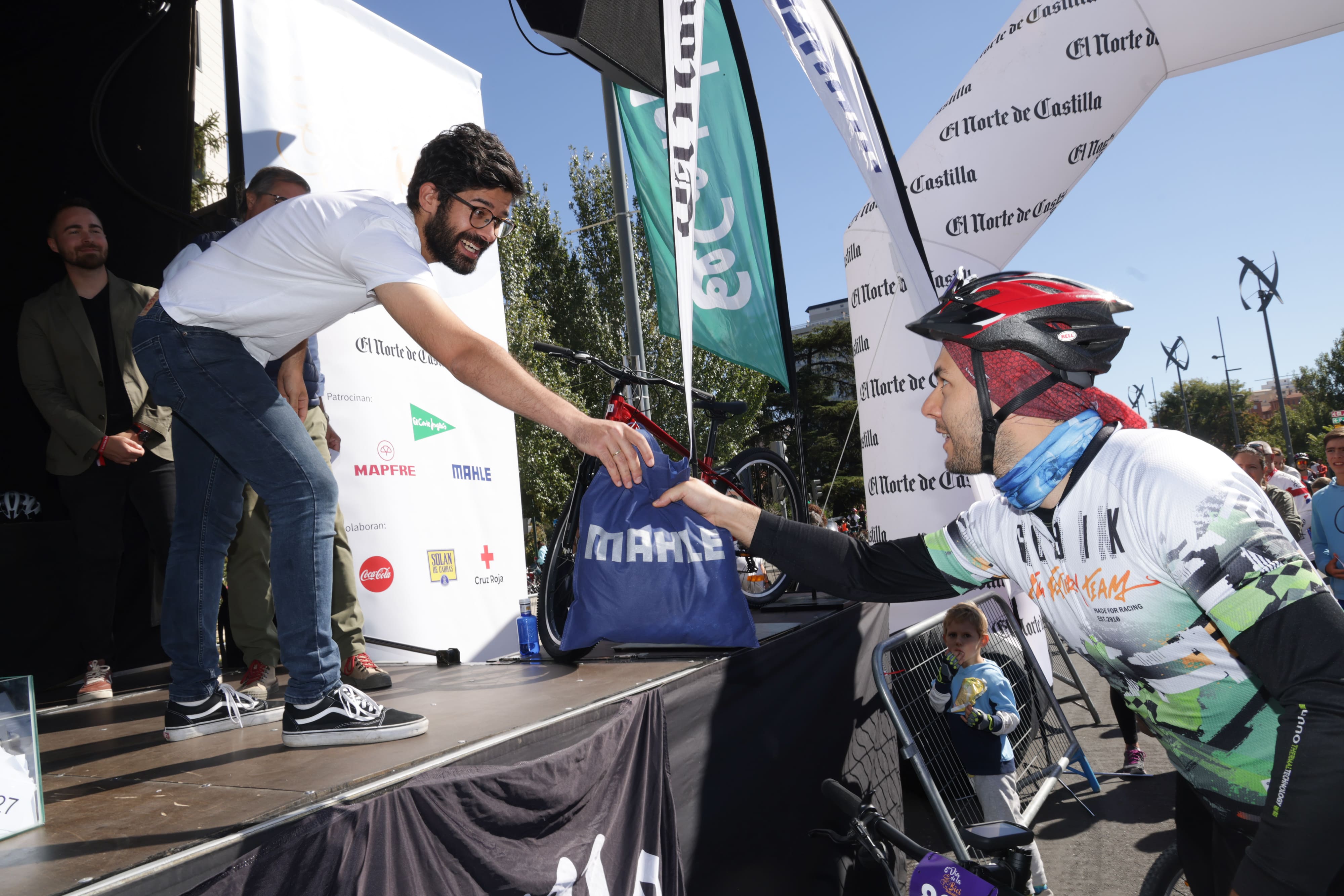 Búscate en las fotos de los participantes en el VI Día de la Bici