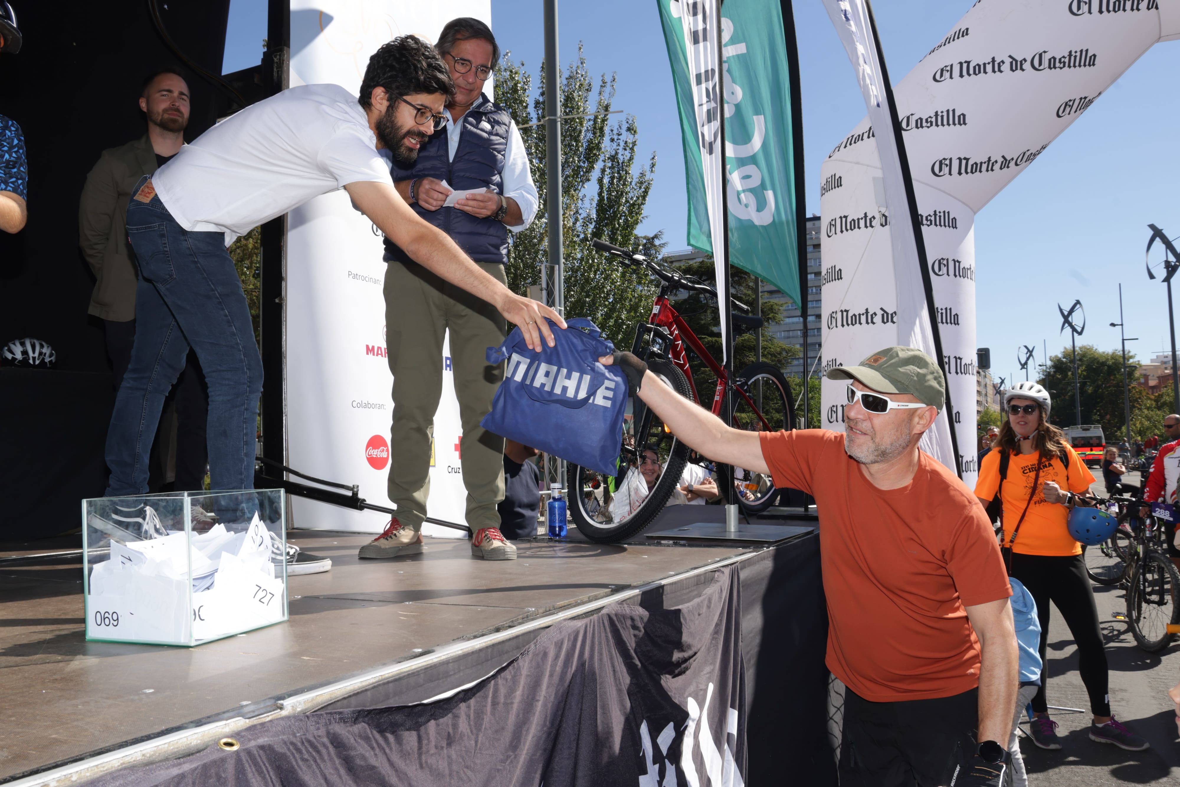 Búscate en las fotos de los participantes en el VI Día de la Bici