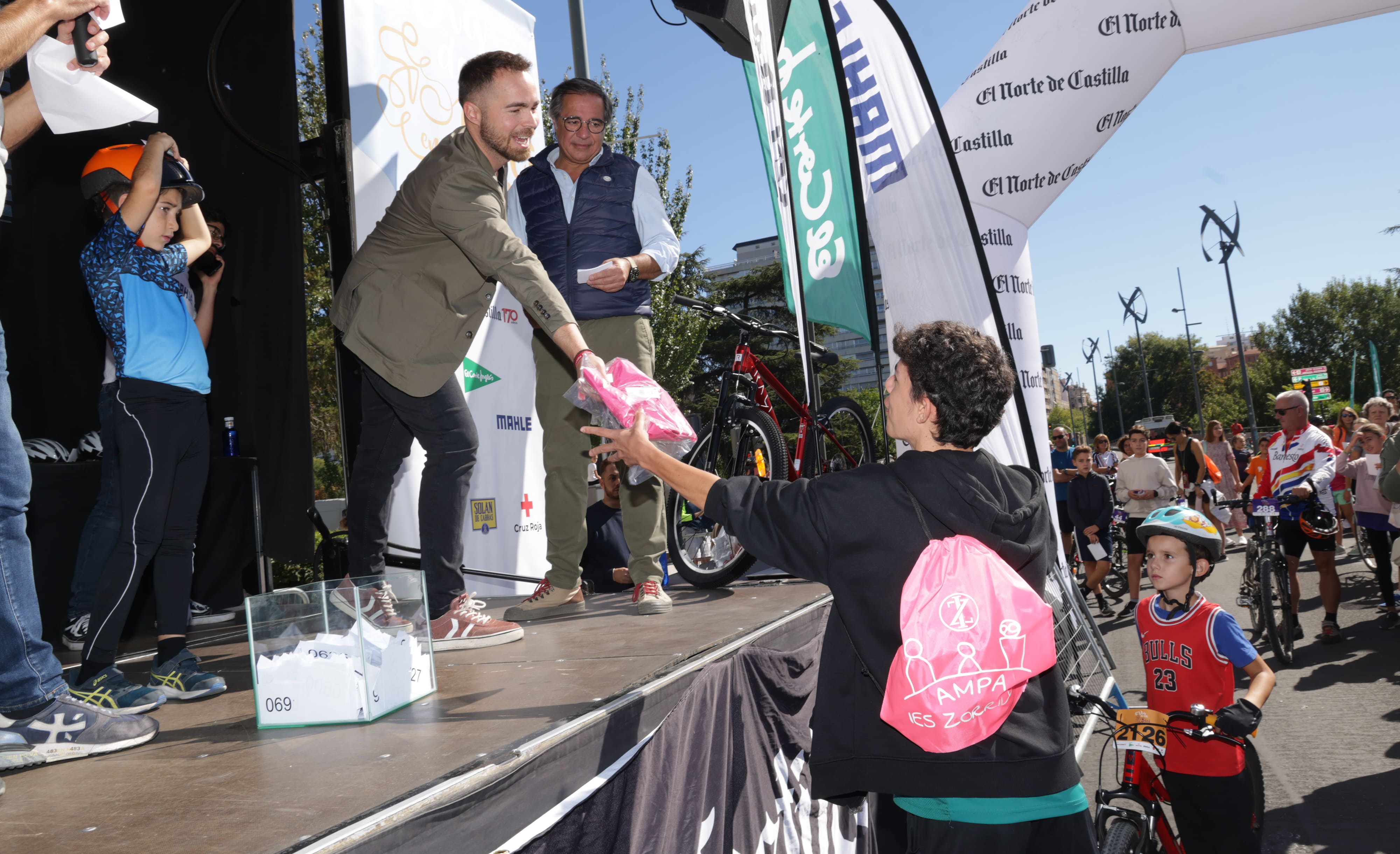 Búscate en las fotos de los participantes en el VI Día de la Bici