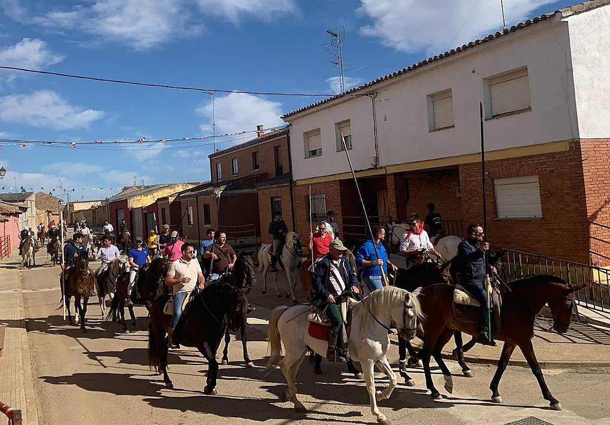 Caballistas, en el inicio del encierro mixto del viernes.