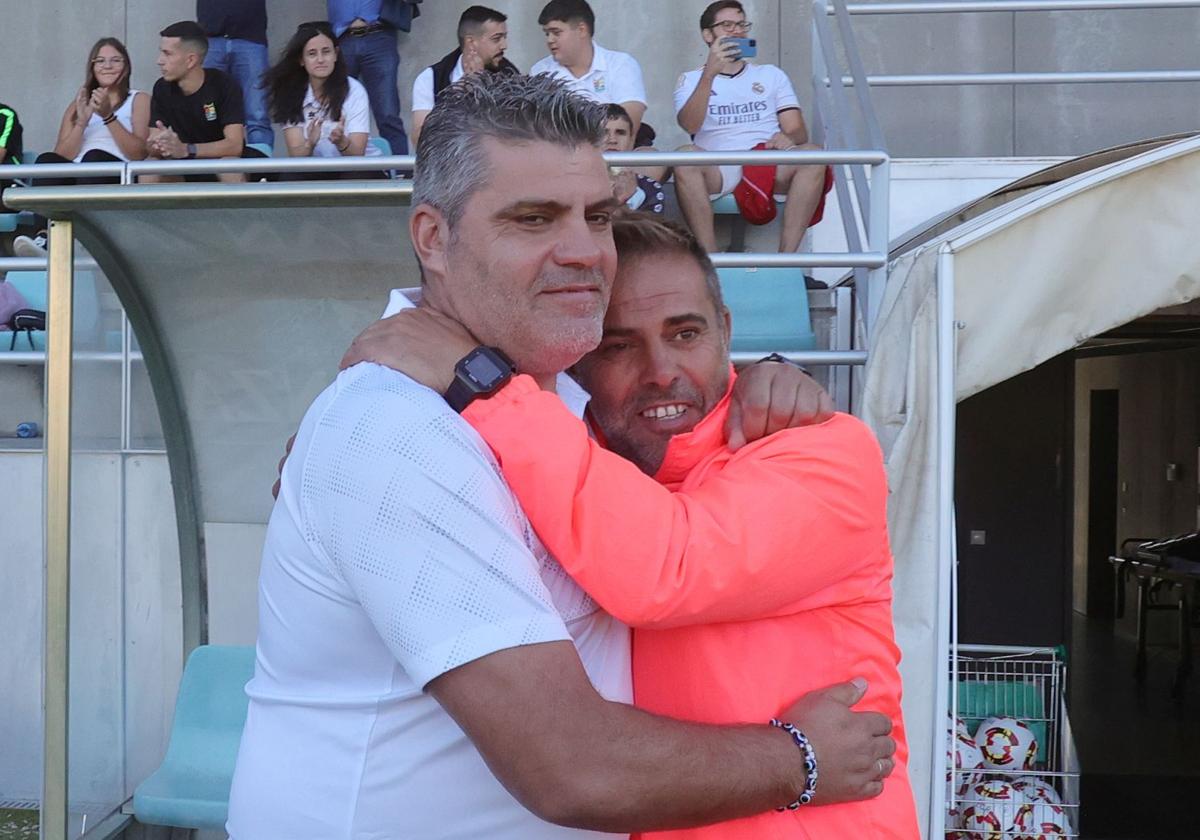 Los hermanos Diego y Chuchi Macón, técnicos del Mojados y el Cristo, se saludan en los prolegómenos del encuentro.