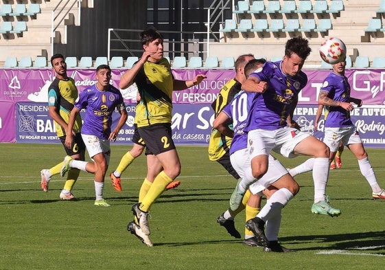 Pablo, defensa del Palencia Cristo, en una acción durante el partido ante el Mojados.