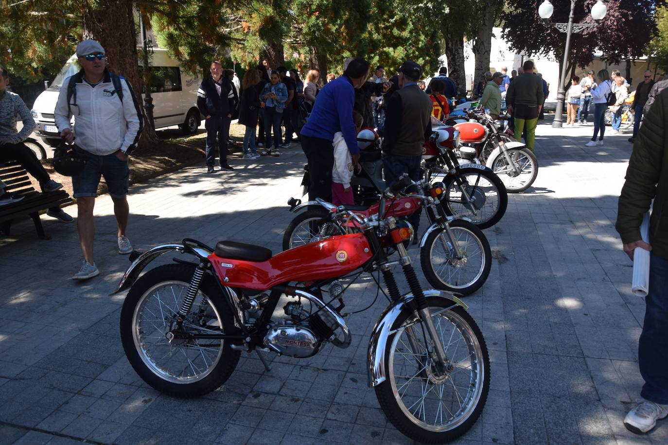 Las motos clásicas rugen en Guardo