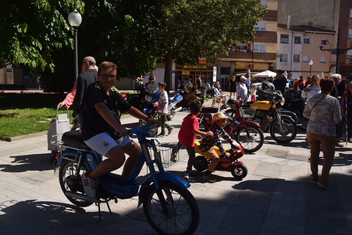 Las motos clásicas rugen en Guardo