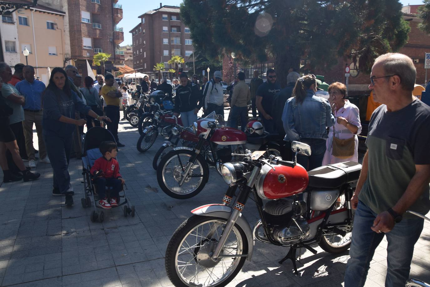 Las motos clásicas rugen en Guardo