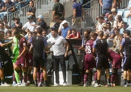 Pezzolano reparte instrucciones durante la pausa de hidratación.