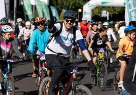 Uno de los participante en el VI Día de la Bici saluda a la cámara durante la salida.