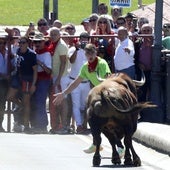 El toro del cajón cornea a un vecino de Tordesillas y da un varetazo a su madre