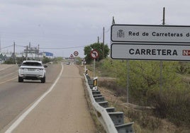 Un automóvil circula por una carretera nacional, en imagen de archivo.