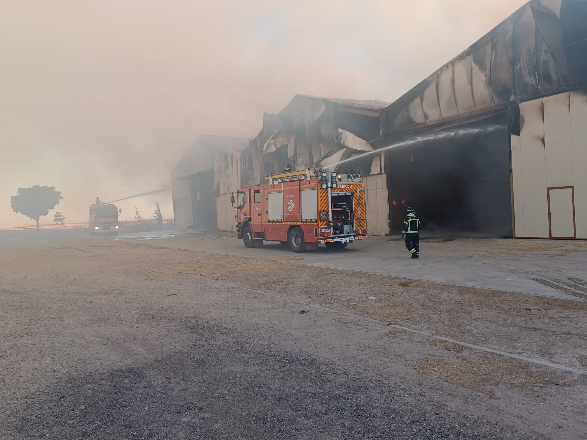 El incendio en un almacén de forraje en Tiedra, en imágenes