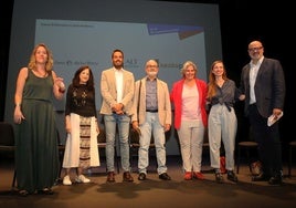 Foto de familia de los poetas, ayer, en el Juan Bravo.