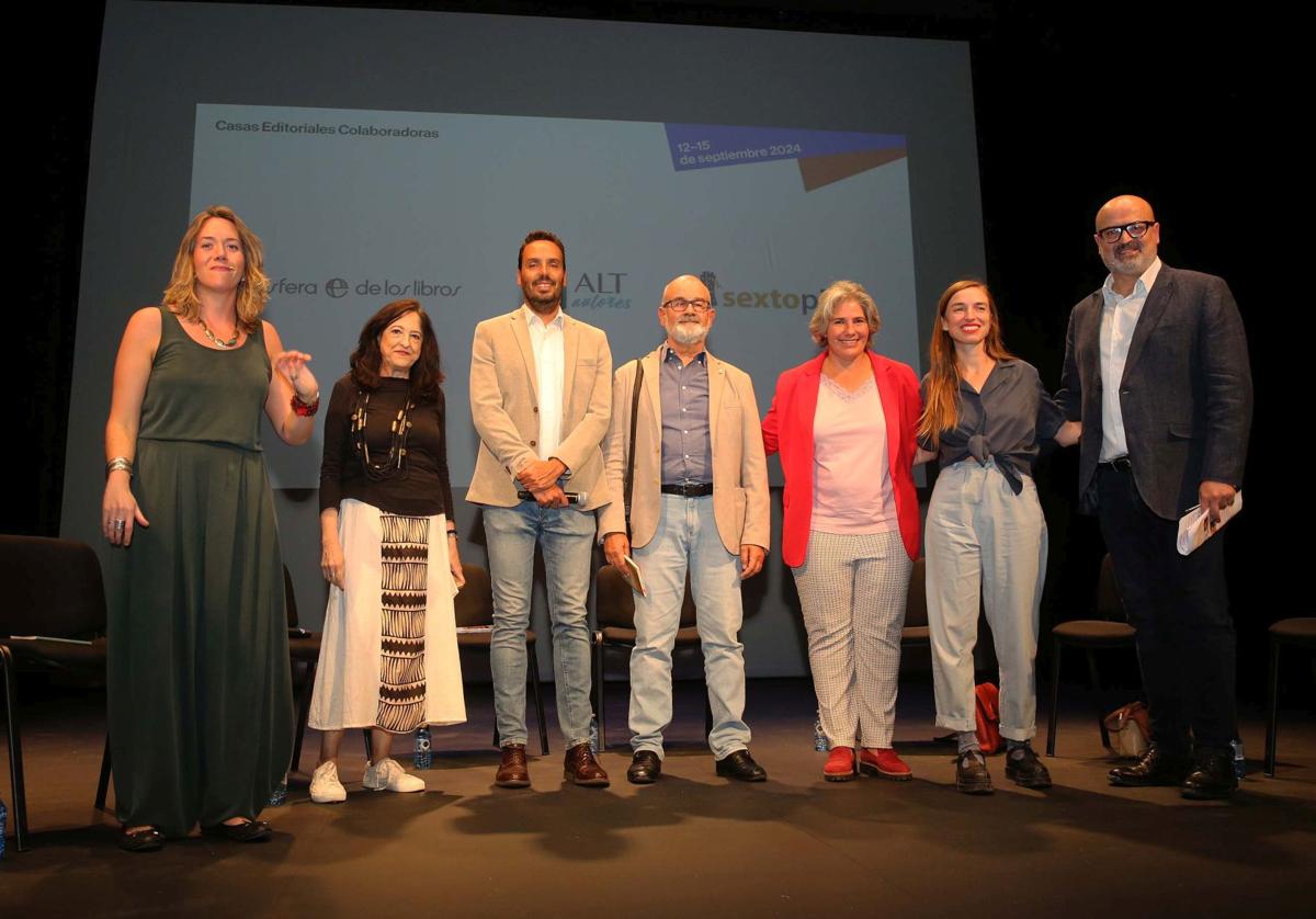 Foto de familia de los poetas, ayer, en el Juan Bravo.