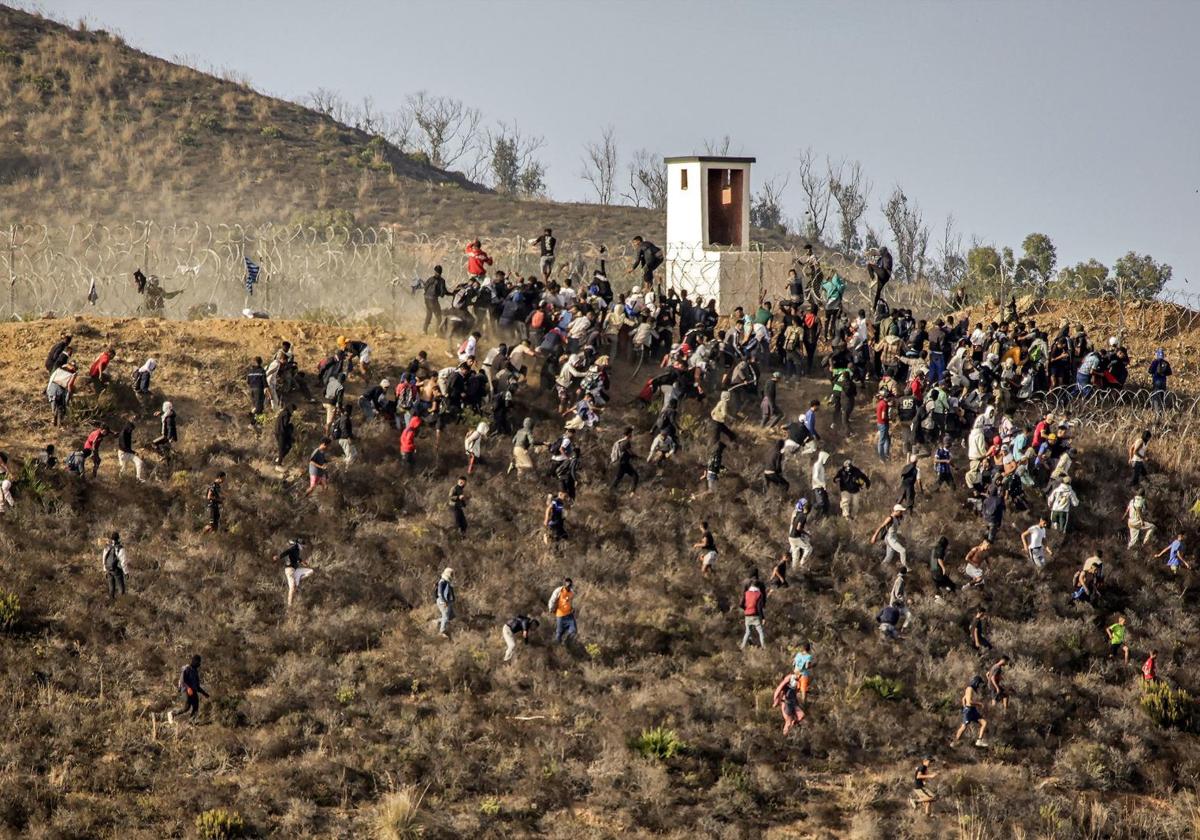 Avalancha de personas el pasado domingo en Ceuta.