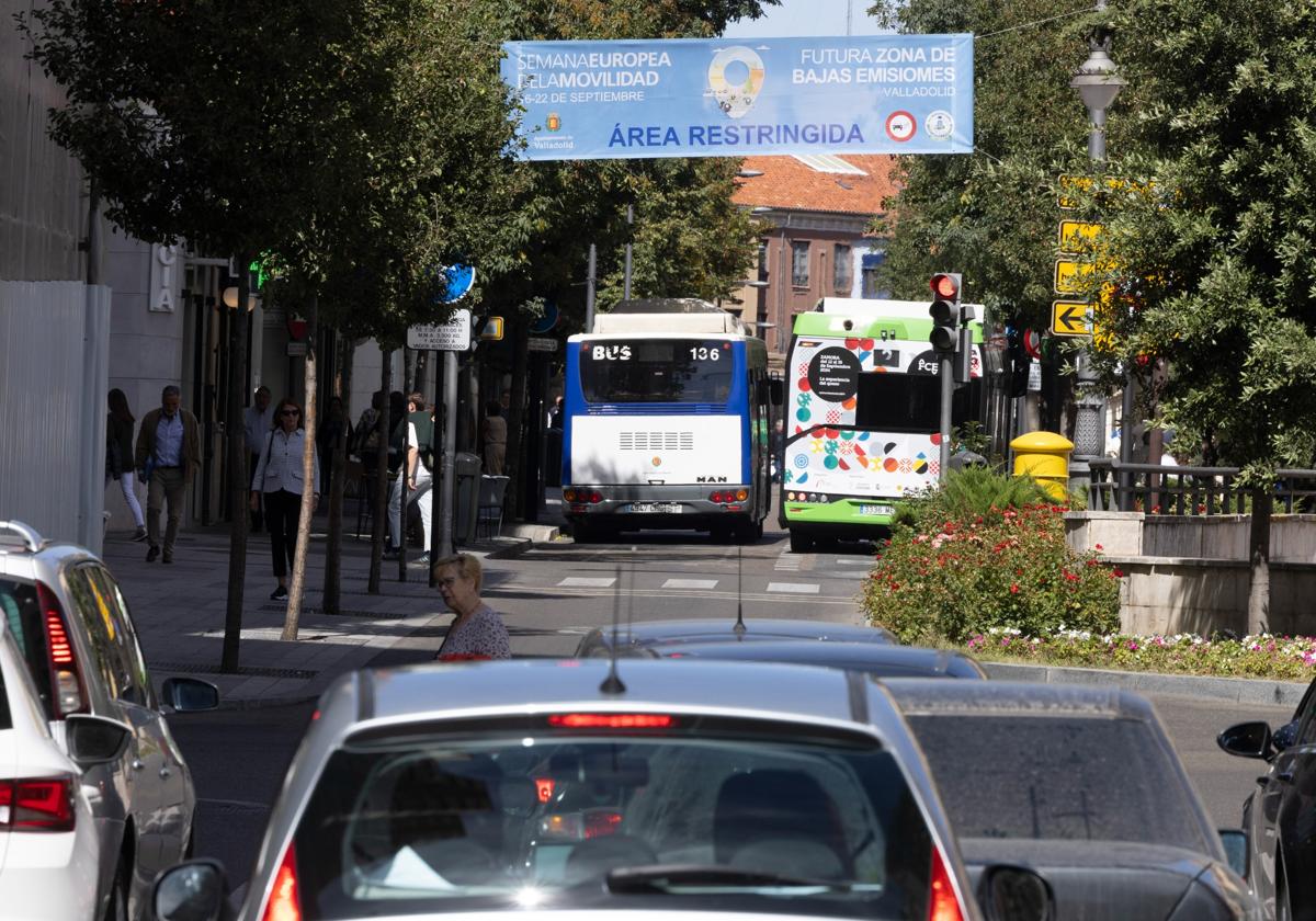 Uno de los carteles que avisa del área restringida de Valladolid.