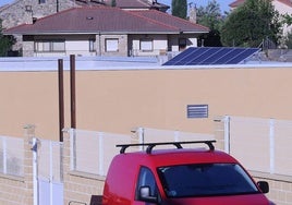 Paneles solares en el tejado del nuevo centro de salud de Palazuelos.