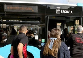 Multitud de pasajeros suben a un autobús de la línea 4.