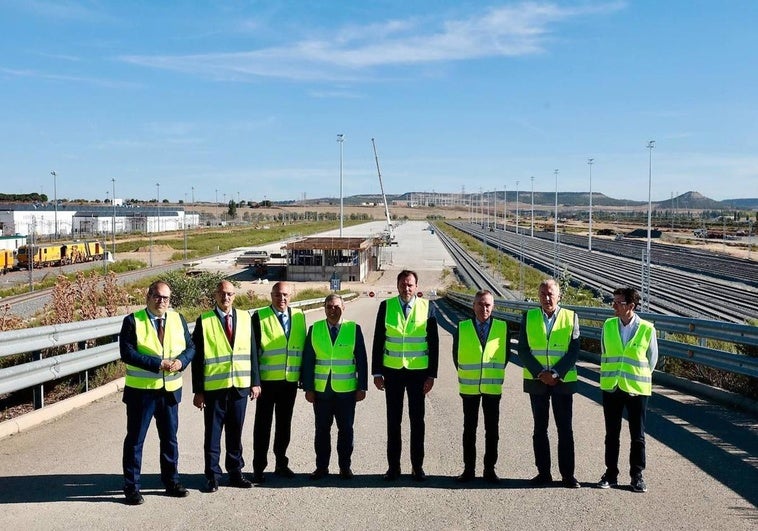 Foto de grupo de las autoridades, en la visita a la futura estación Intermodal de Valladolid.